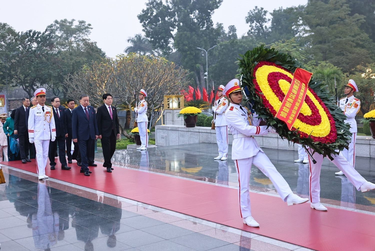 Đại biểu dự Đại hội Đảng lần thứ XIV vào Lăng viếng Chủ tịch Hồ Chí Minh